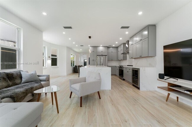 Building Photo - 3125 Paola Dr