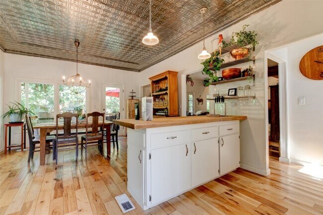 Building Photo - Beautifully Renovated 5 Bedroom Farmhouse outside of Newberg
