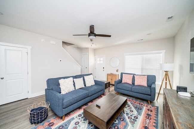 Building Photo - 16 Villa Ct