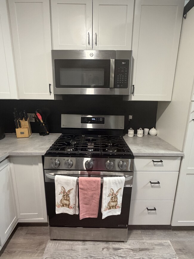 Building Photo - 654 Maple Ln