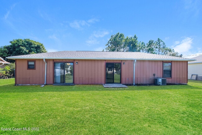 Building Photo - 647 Pampas St NW