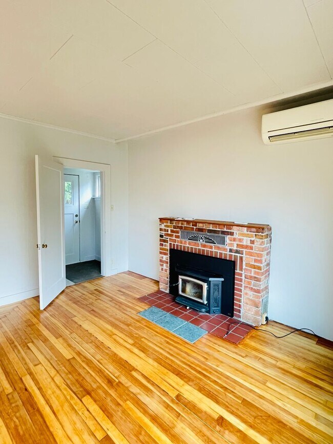 Building Photo - 1100 32nd St