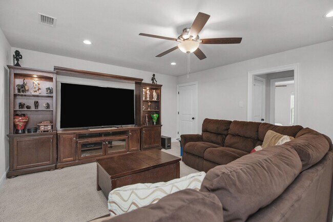 Building Photo - 5718 Oak Hvn Ln