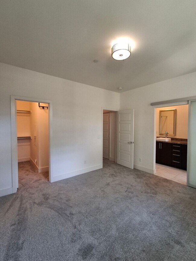 Building Photo - Beautiful Townhome in Civita Mission Valle...