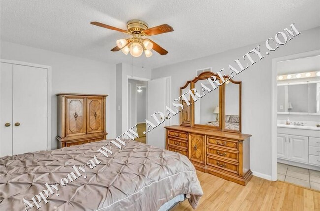 Building Photo - Beautiful 4 Bed 2 Bath Home in Olathe-Available in JULY!!