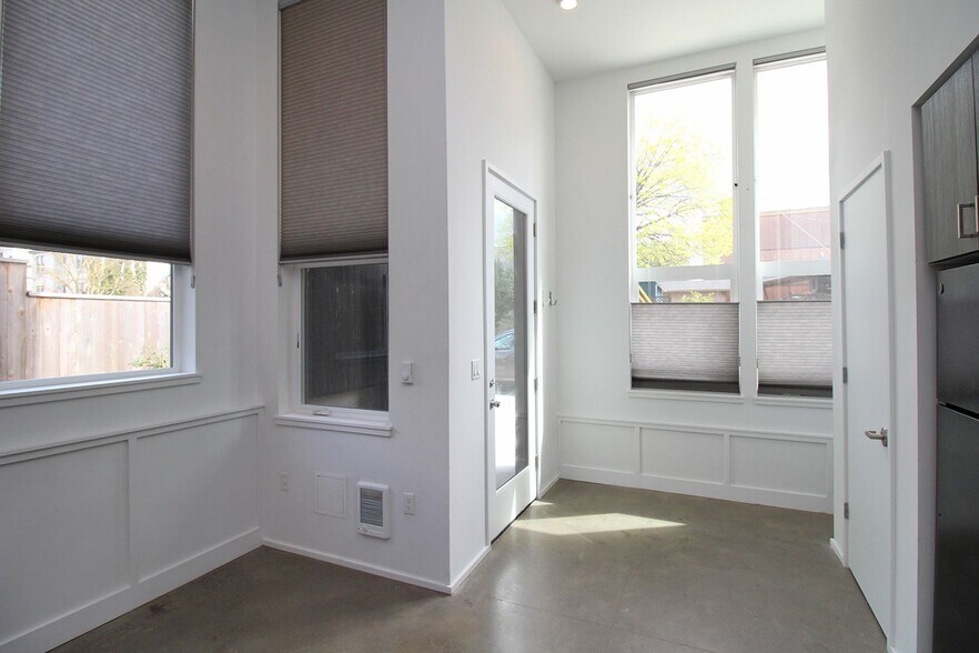 Building Photo - 1611 N Rosa Parks Way