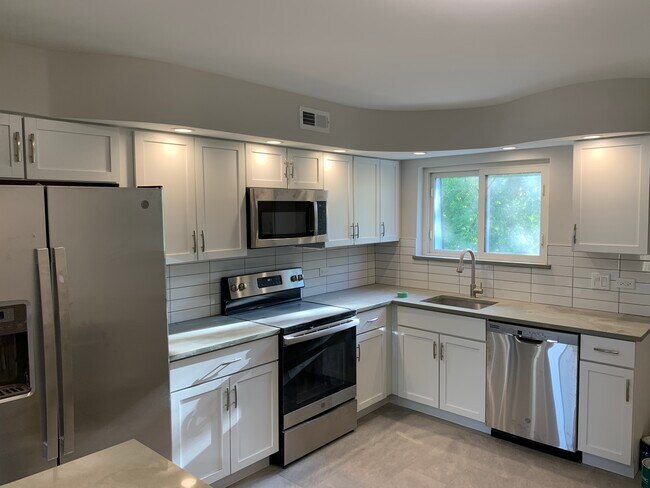 Building Photo - 9382 Bay Colony Dr