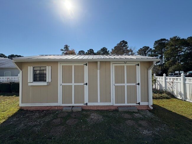 Building Photo - 886 Castlewood Dr