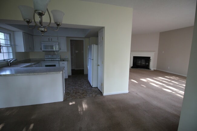 Building Photo - 173 Carriage Ct