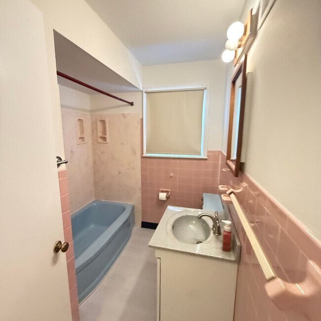 Building Photo - 3 Bedroom 2 BathHome