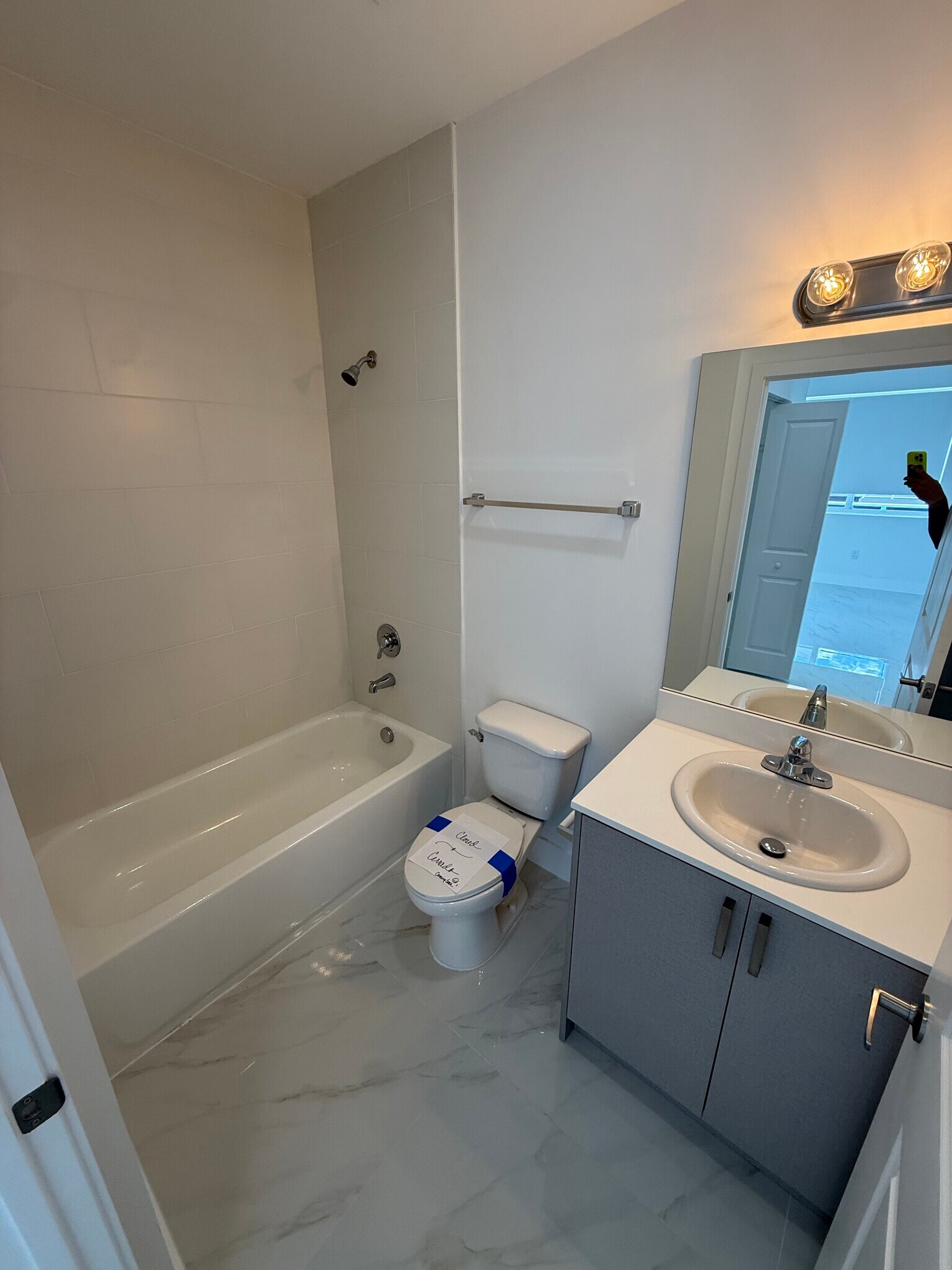 Building Photo - 725 E 23rd St