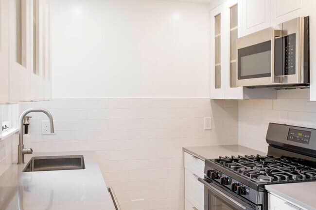 Building Photo - Balcony & Gas Fireplace: Sunny Apartment i...