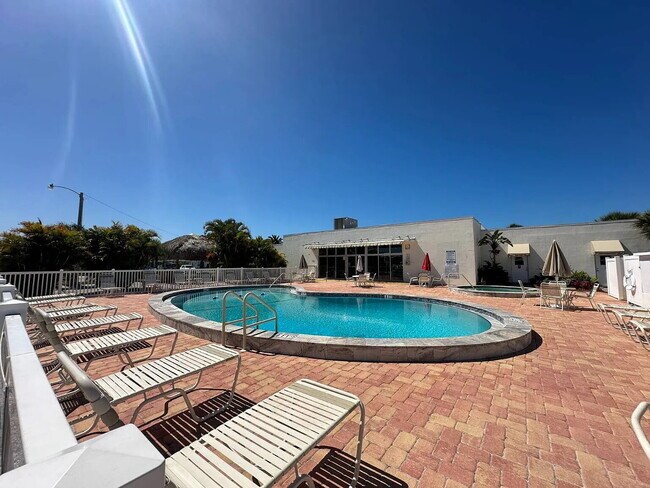 Building Photo - "Charming 2-Bed, 2-Bath Retreat in Nokomis!"