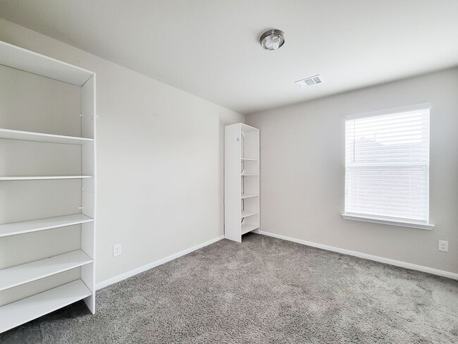Building Photo - Live comfortably in this stunning Lake Rid...