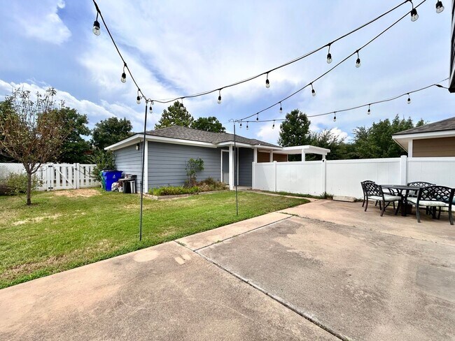 Building Photo - Modern 3/BR 2.5/BA Home with Patio & Balcony