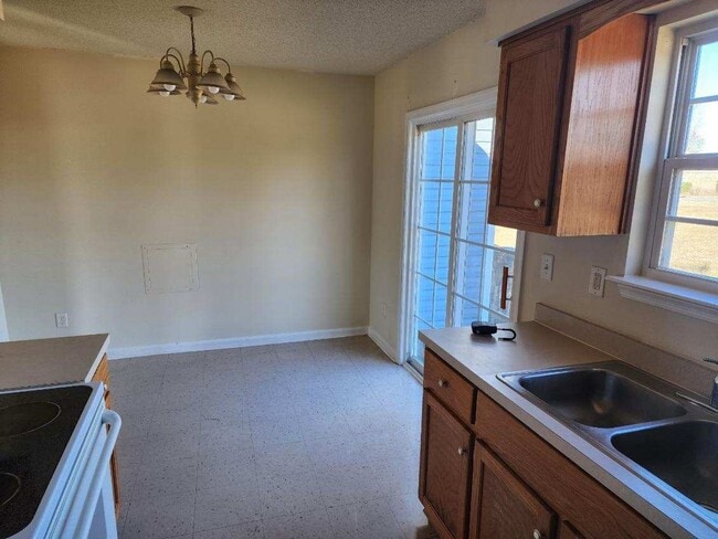 Building Photo - Beautiful Home with a Great Location In Town