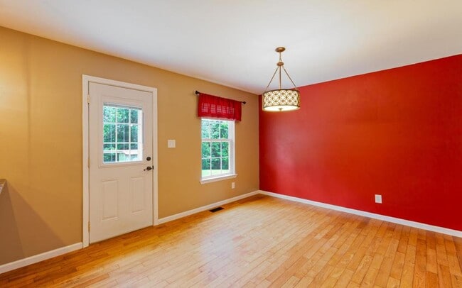 Building Photo - 380 Farmway Dr SE
