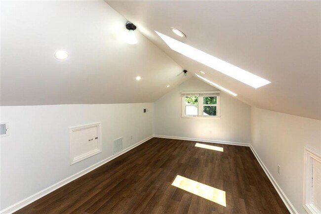 Building Photo - 1311 Roxboro Dr NE
