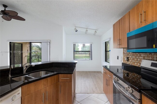 Building Photo - 9999 Summerbreeze Dr