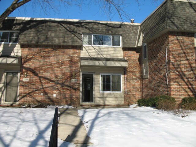 Building Photo - 525 Long Shore Dr