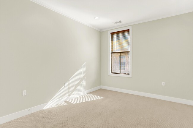 Building Photo - 358 Island Dr