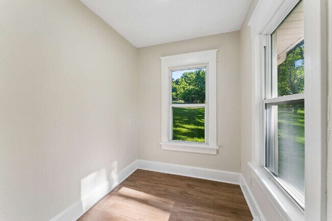 Building Photo - Charming 2-Bedroom Haven in Kansas City Northland!
