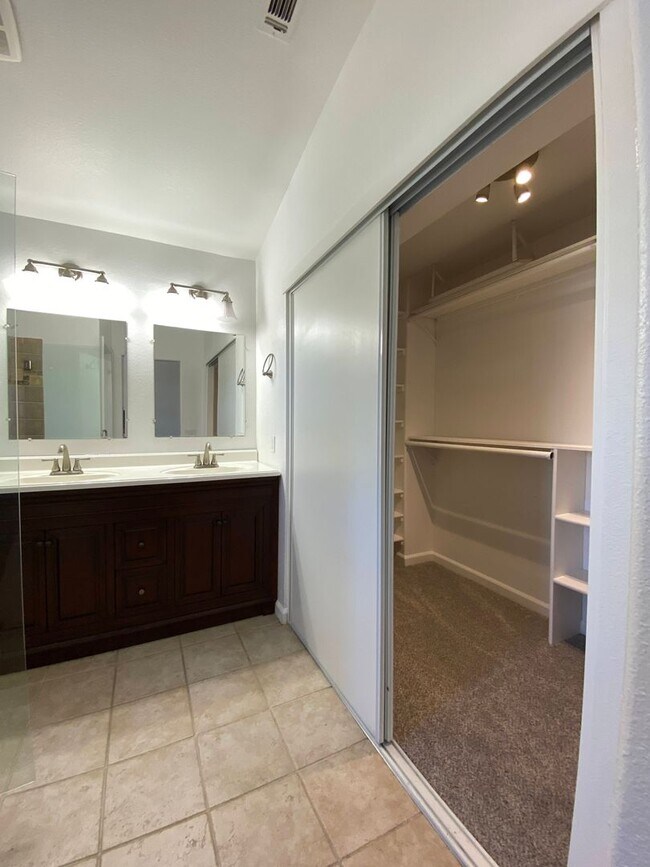 Building Photo - Two Story, Three Bedrooms, Two And A Half Bathrooms In Brookside