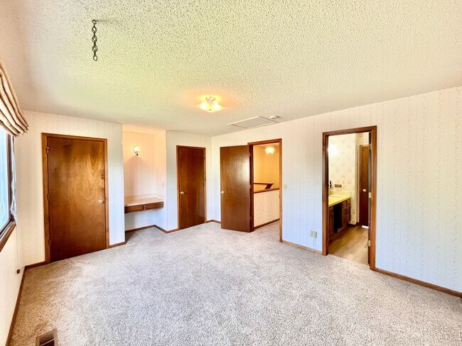 Building Photo - Spacious 4 bed/ 3 bath Two Story Home with Finished Basement - Lawn and Garden Care Included, New...