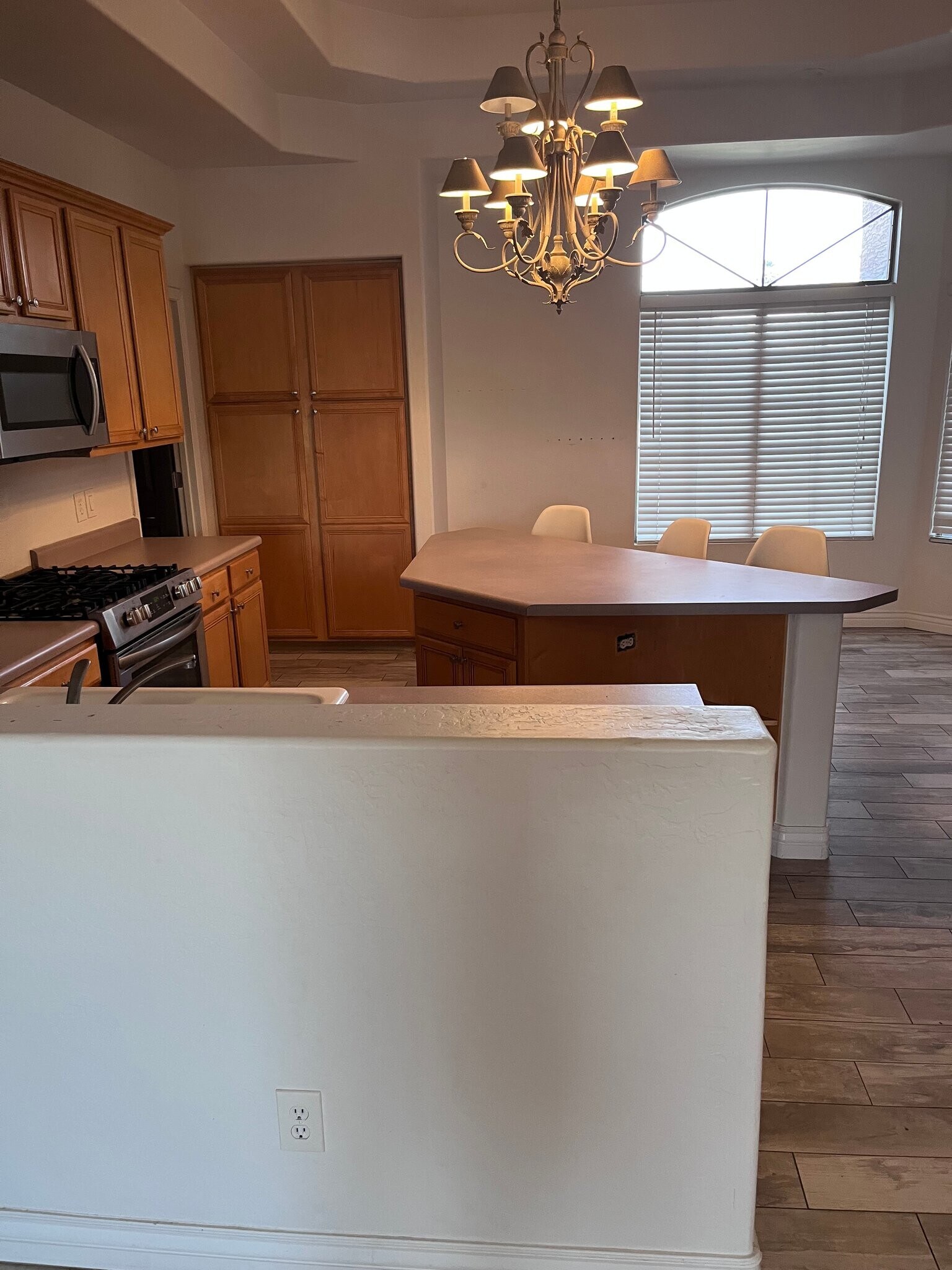 Building Photo - 221 E Arabian Dr