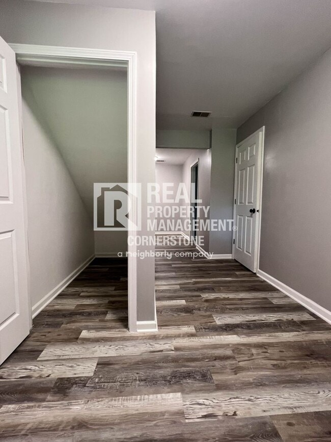 Building Photo - Spacious Country Home with Huge Yard and A...