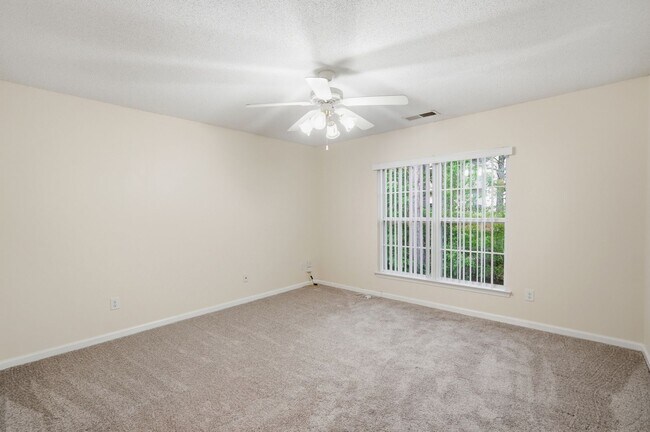 Building Photo - Beautiful Matthews Townhome with Updated Interior & Community Pool