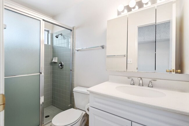 Building Photo - The perfect upstairs location down town Santa Barbara!