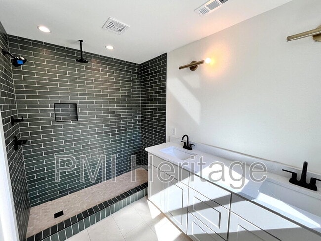 Building Photo - 604 N 6th St