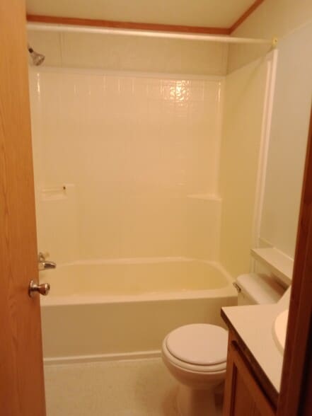 Full bath 2 - 64 Rosebud Ave