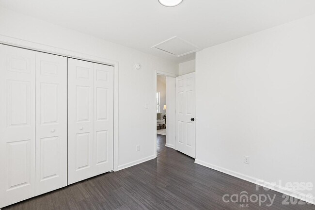 Building Photo - 913 Tennyson Dr