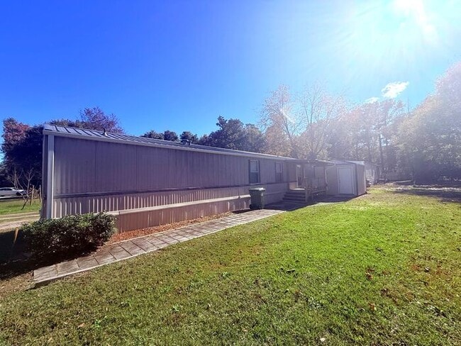 Primary Photo - Single Wide Home 5 minutes to Wrightsville Beach and UNCW 2 bedroom with deck