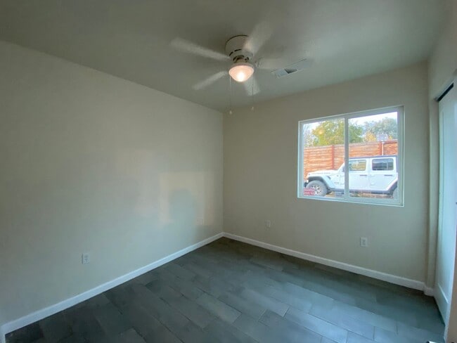 Building Photo - Charming 2 BD 1 BA House in Central SW Bakersfield