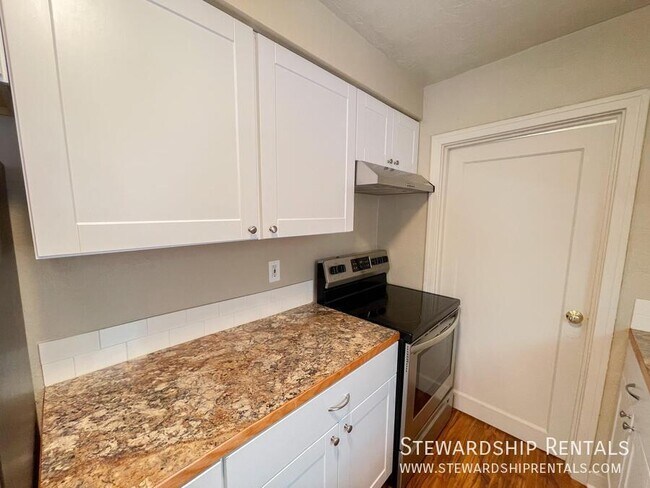 Building Photo - 1376 W 6th Ave