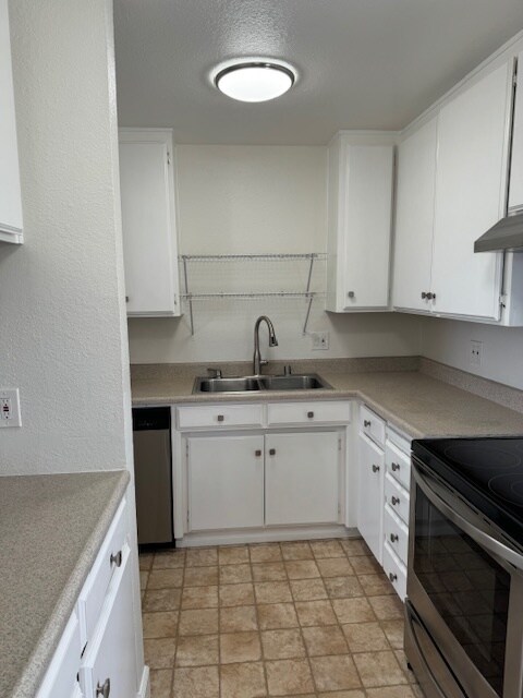 Building Photo - 585 Laine St