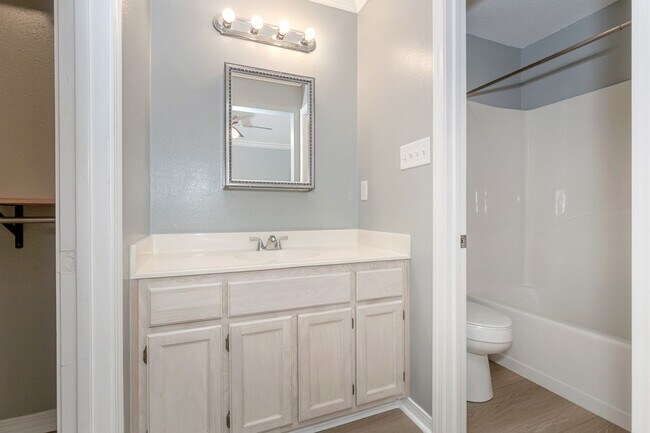 Building Photo - 602 Ronda Ln