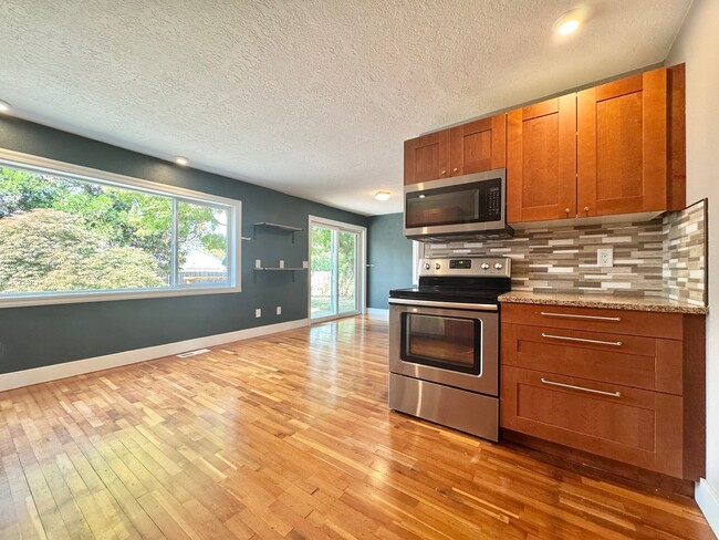 Building Photo - 6543 SE Borwick St