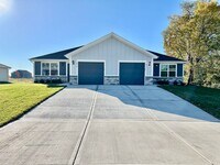 Building Photo - 611-613 Fall Meadow