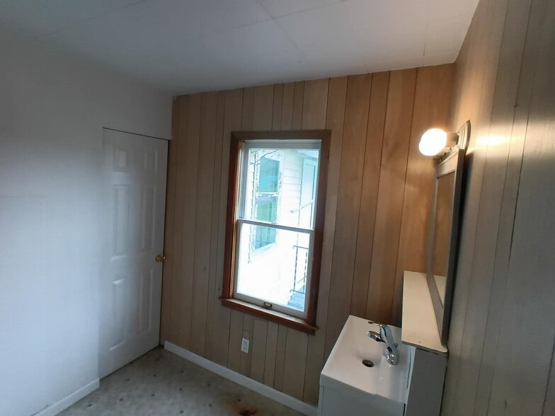 Dining - 1005 Hamilton Ave