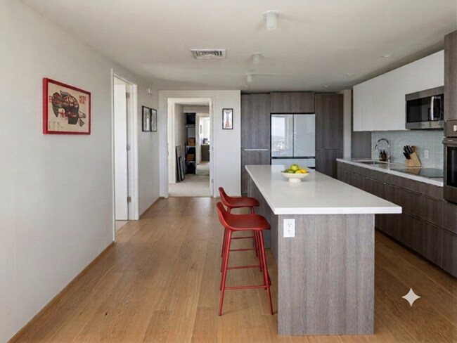 Building Photo - 3 bedroom unit at SYMPHONY HONOLULU!