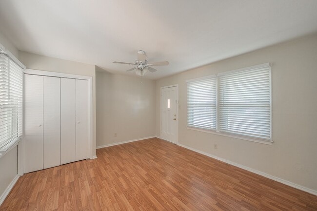 Building Photo - 3-Bedroom in Westworth Village!