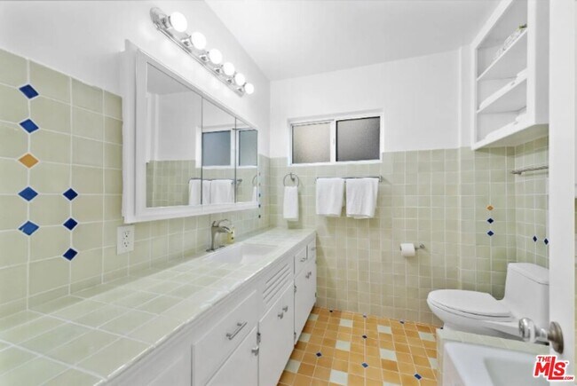 Building Photo - 1570 Via Capri