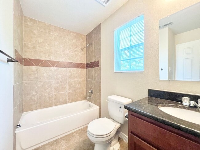 Building Photo - Lovely townhome | 3 bed/2.5 bath | End unit | near UT Medical Center/Lackland AFB/USAA!
