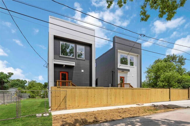 Building Photo - 2112 Des Chaumes St