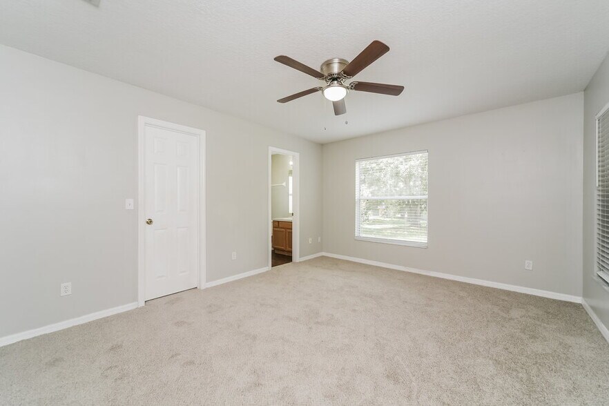 Building Photo - 926 Willow Run St