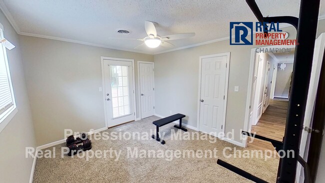 Building Photo - Beautifully Updated with Fenced Yard and O...